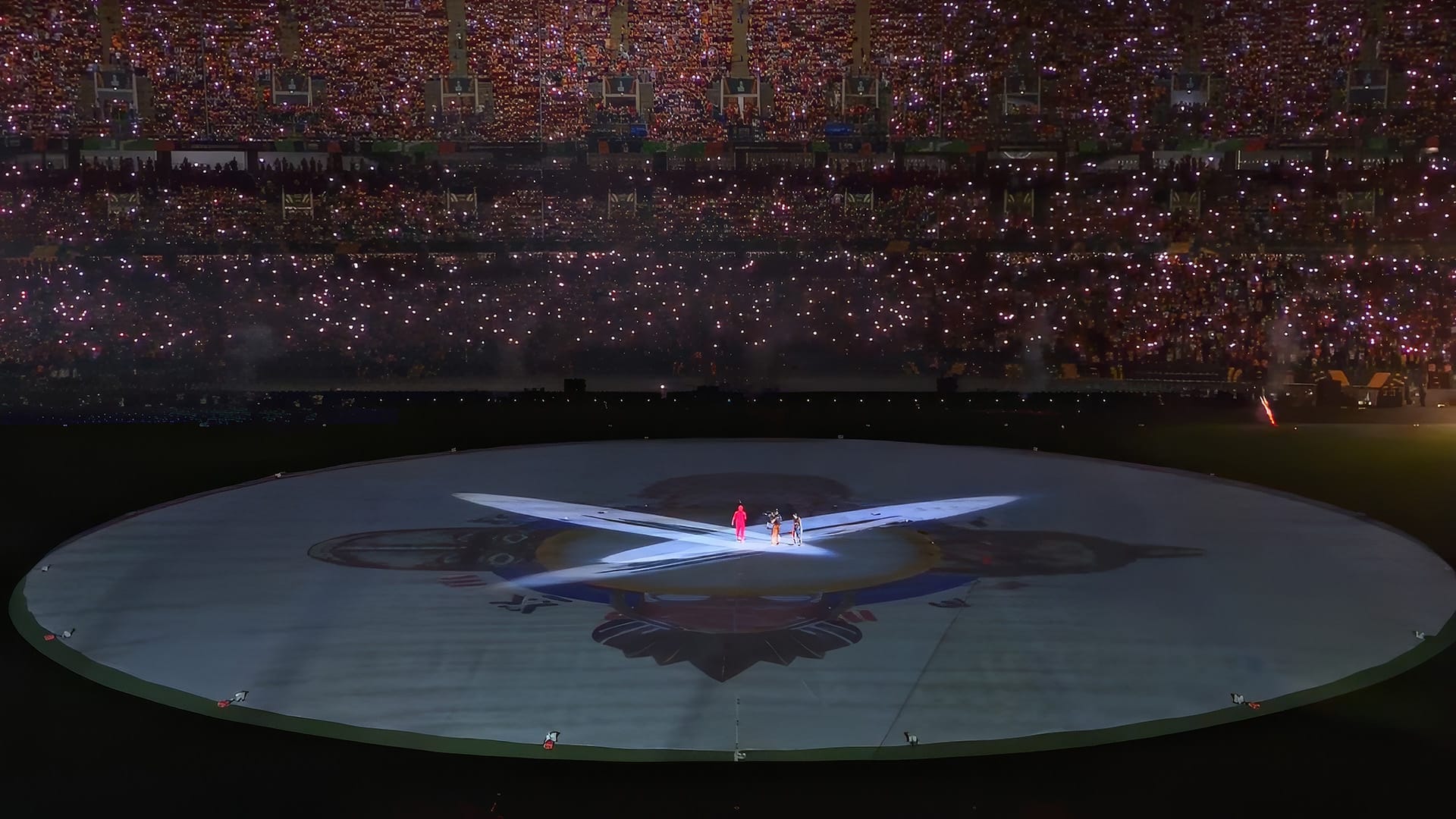 Projection mapping au sol lors de la AFCON 2024 avec motifs traditionnels et ambiance immersive