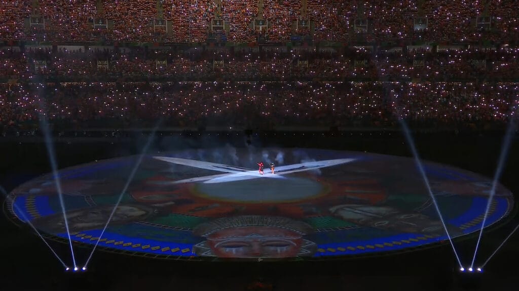 Mapping circulaire géant avec visages traditionnels pendant la cérémonie AFCON 2024