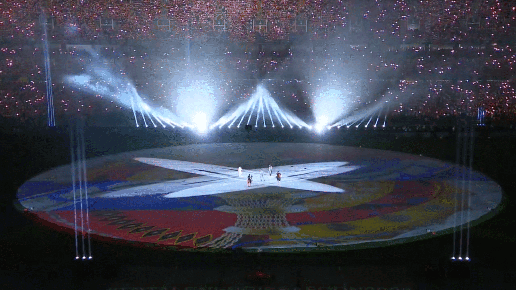 Artistes en performance sur projection lumineuse à motifs ethniques lors de la AFCON 2024