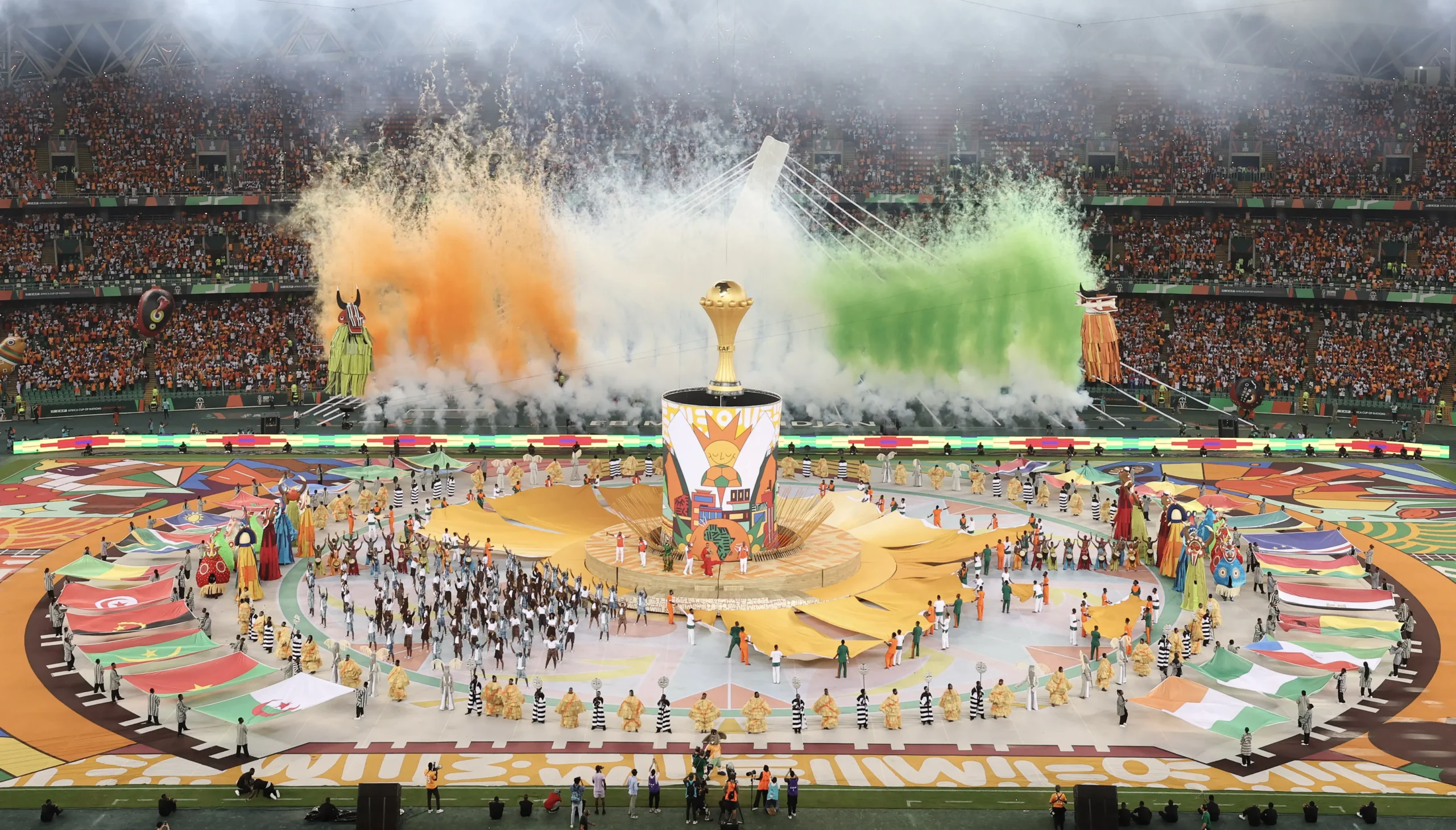 Cérémonie d'ouverture CAN 2024 au stade d’Ebimpé avec projection mapping, danseurs, marionnettes et couleurs du drapeau ivoirien