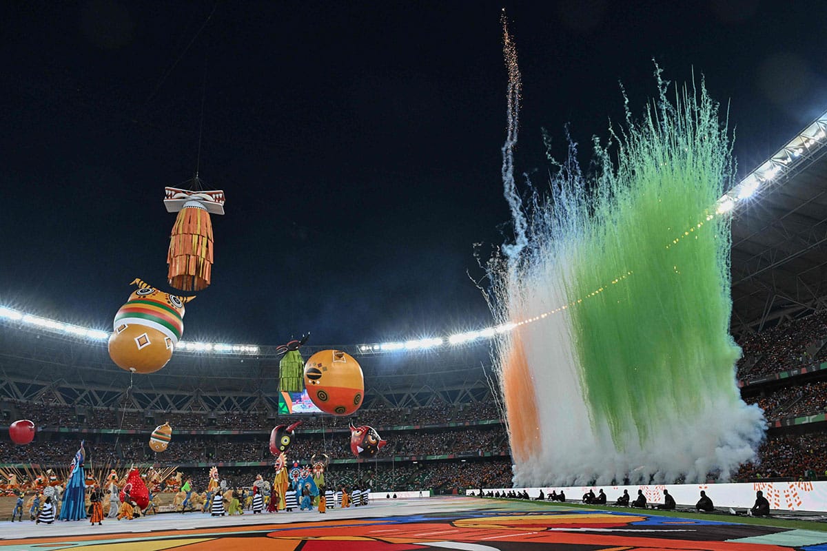 Projection tricolore et marionnettes suspendues pendant la cérémonie CAN 2024 à Abidjan
