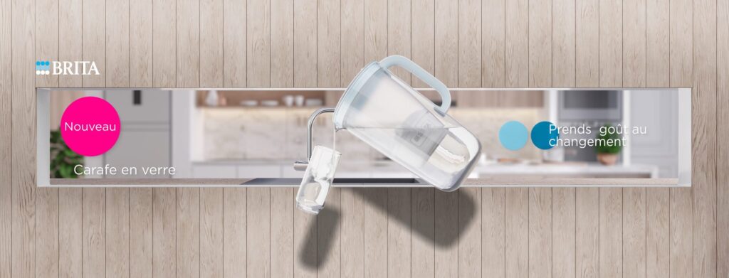 Animation 3D de la carafe en verre BRITA versant de l’eau, avec les messages "Nouveau" et "Prends goût au changement"