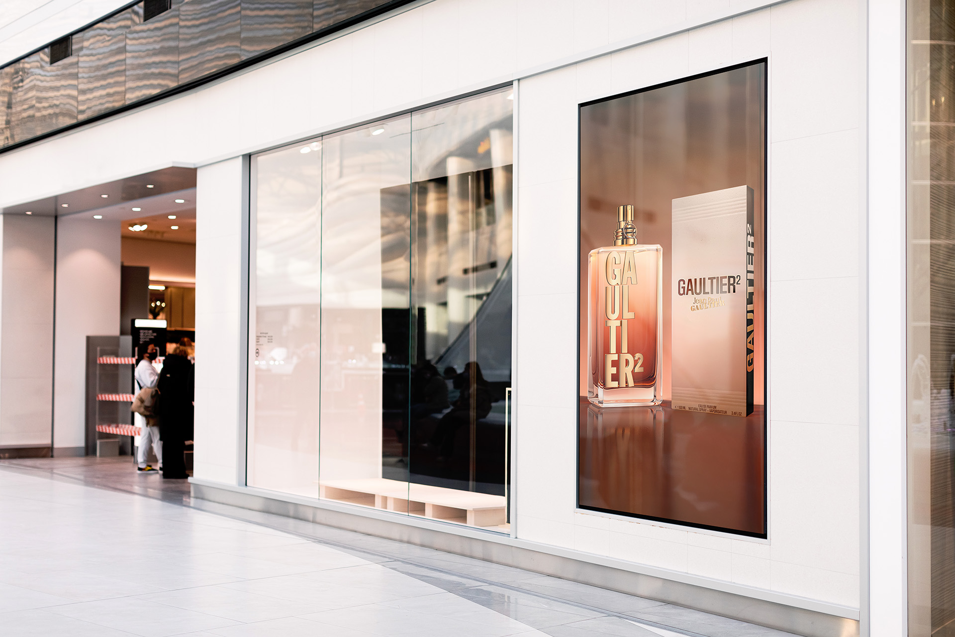 Affiche du parfum Gaultier² de Jean Paul Gaultier dans une vitrine de magasin.