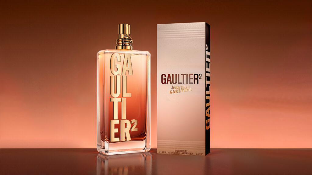 Visuel 3D du parfum Gaultier² de Jean Paul Gaultier avec flacon ambré et packaging doré.