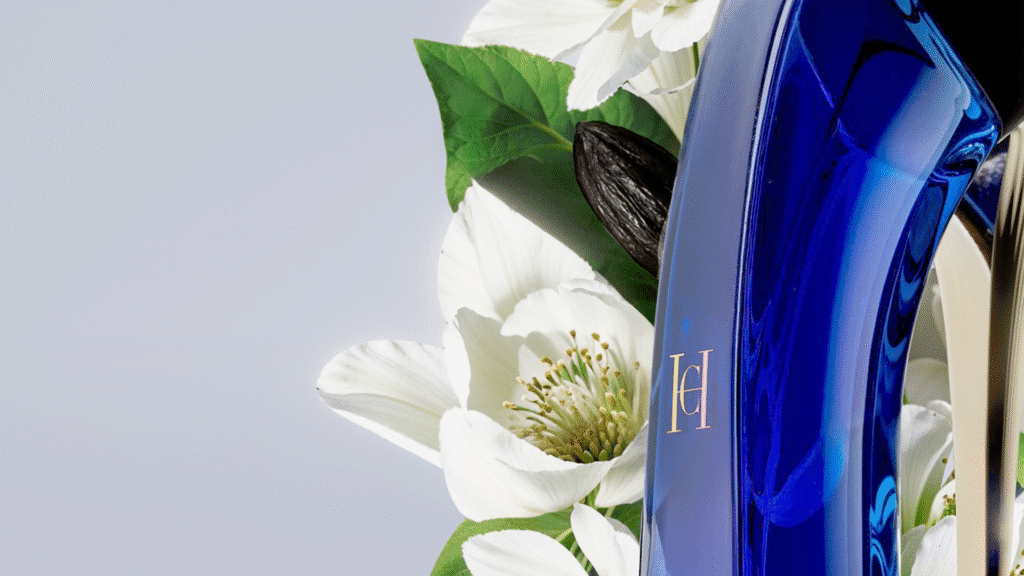 Détail du flacon Good Girl de Carolina Herrera avec fleurs blanches en 3D.