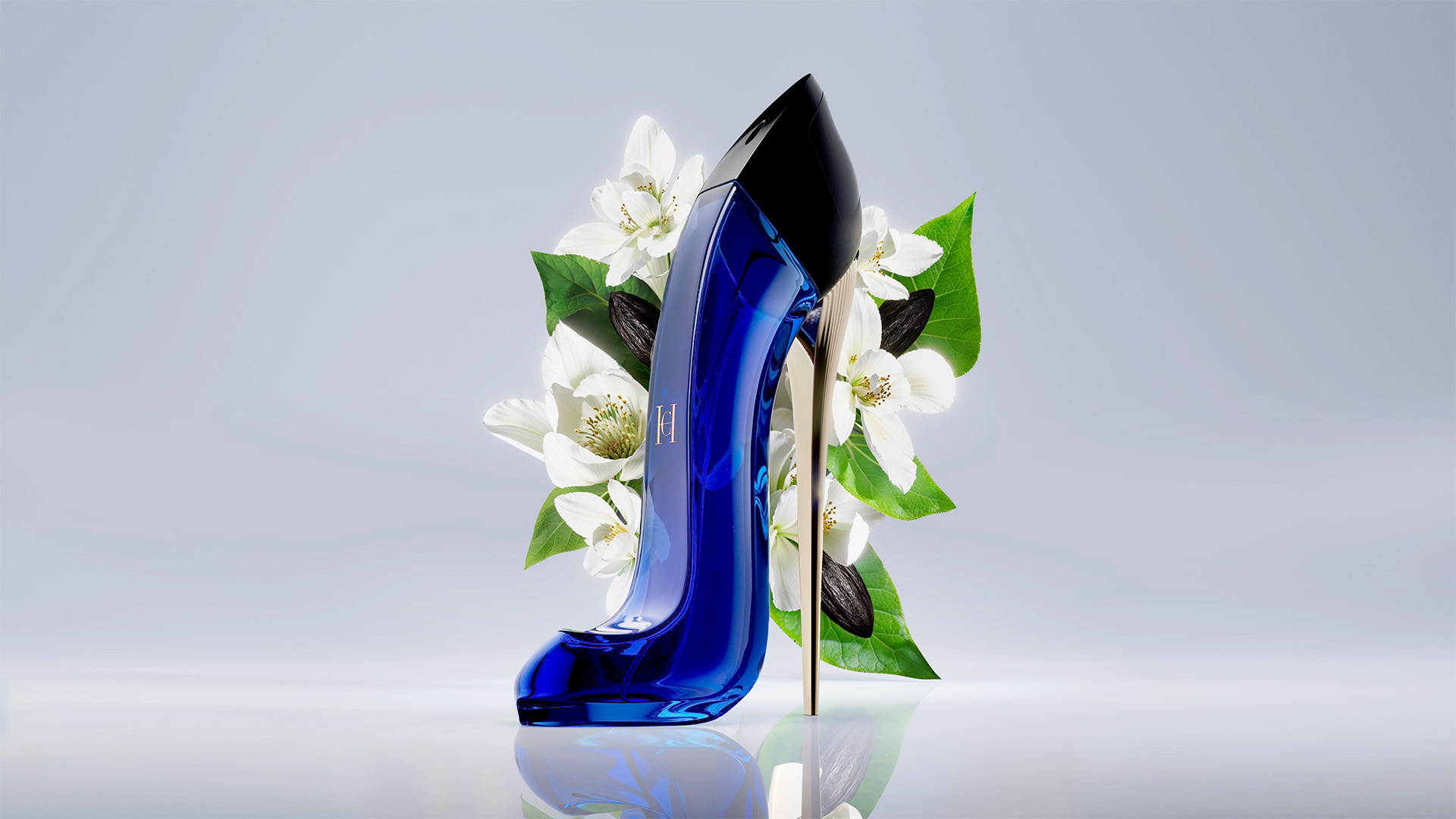 Visuel 3D du parfum Good Girl de Carolina Herrera, flacon talon bleu entouré de fleurs blanches.