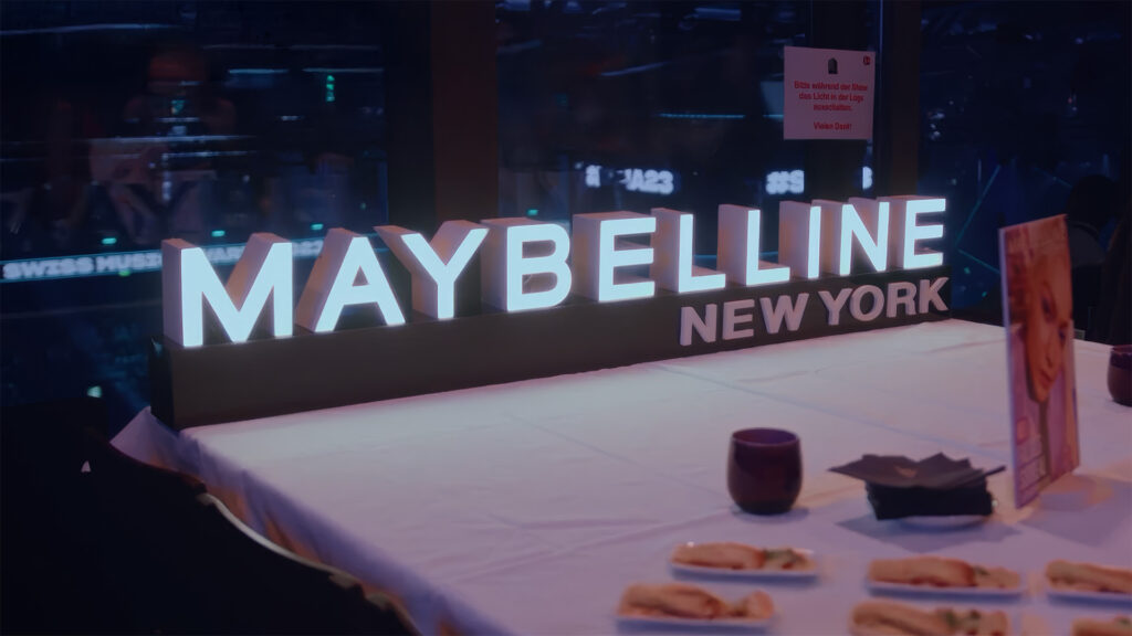 Signalétique lumineuse Maybelline New York installée dans l’espace VIP de l’événement présentant le Maymay avatar 3D en hologramme.