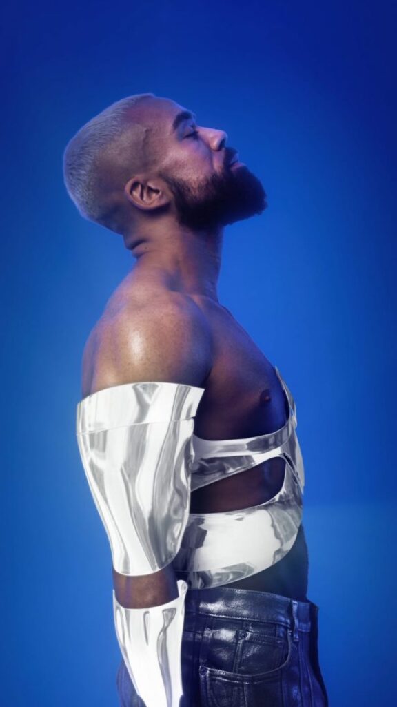 Image 3D de Johan Papz en profil avec une armure liquide argentée pour la campagne Mugler en motion design.