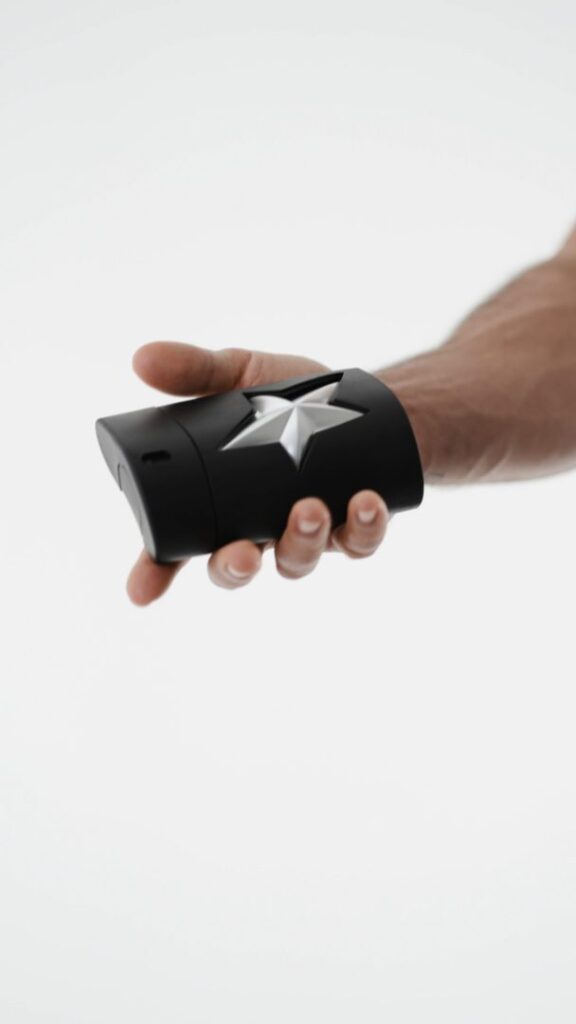 Main tenant le parfum Mugler A*Men Fantasm sur fond blanc, visuel 3D épuré conçu en motion design.