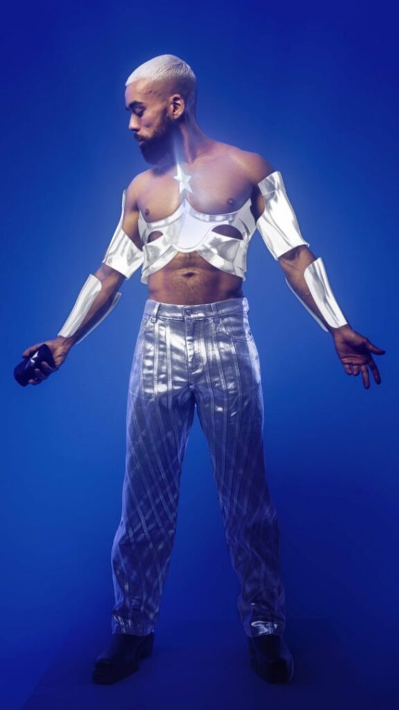 Johan Papz debout en costume futuriste argenté pour la campagne Mugler A*Men, rendu 3D et motion design.