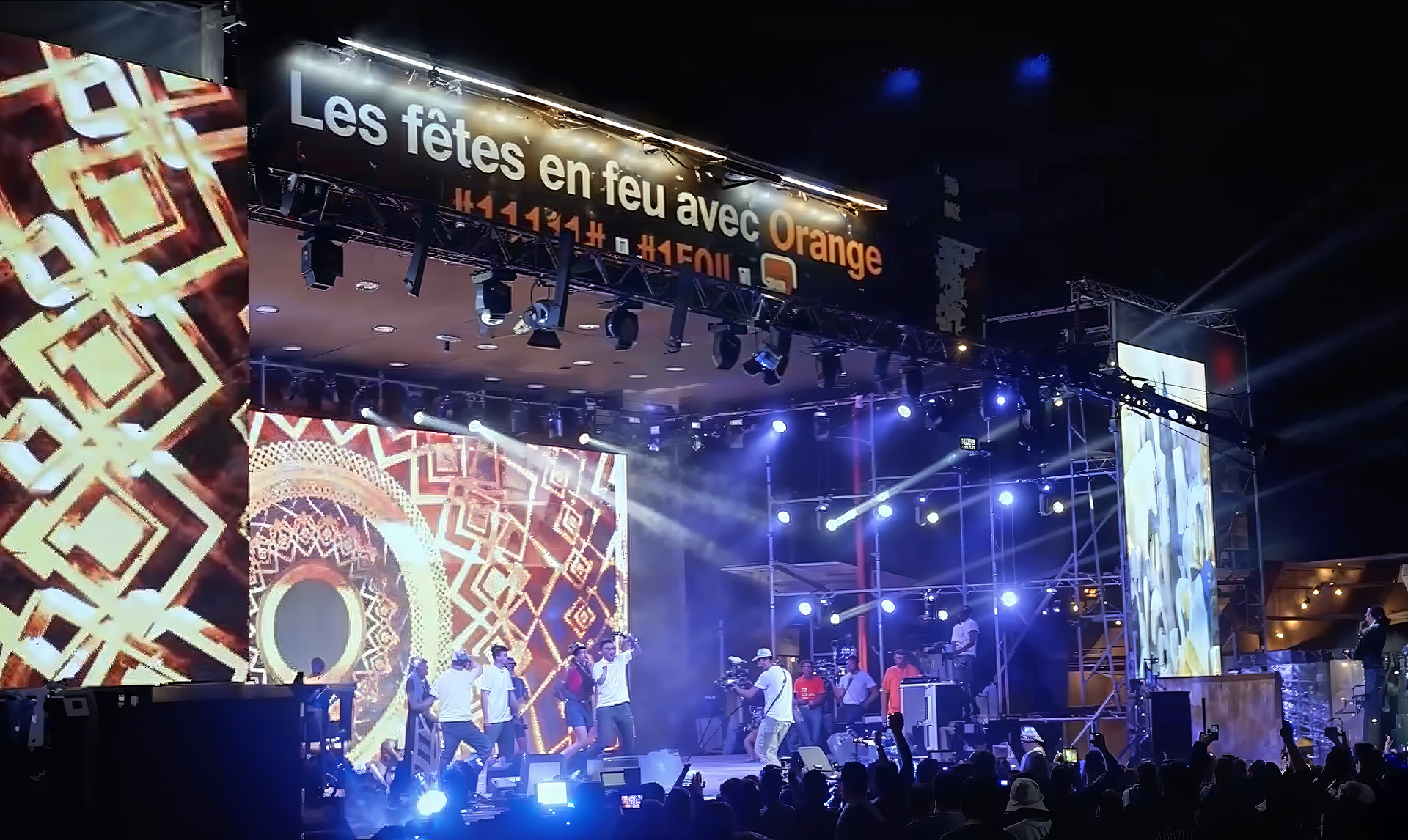 Scène principale du concert Orange Cameroun avec écran LED 3D anamorphique, danseurs et motion design lumineux