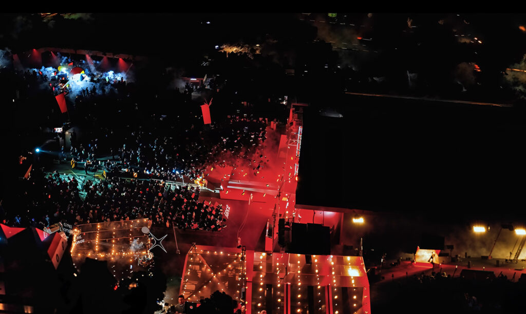 Vue drone du concert Orange Cameroun avec effets pyrotechniques et foule réunie autour de la scène immersive