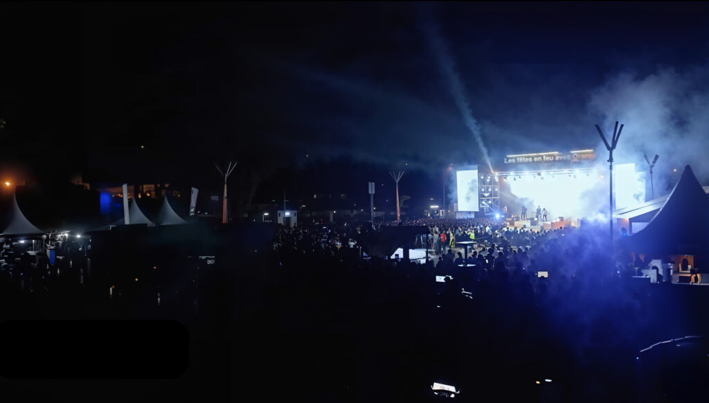 Panorama du public et de la scène du concert Orange Cameroun avec projections LED 3D et effets de fumée