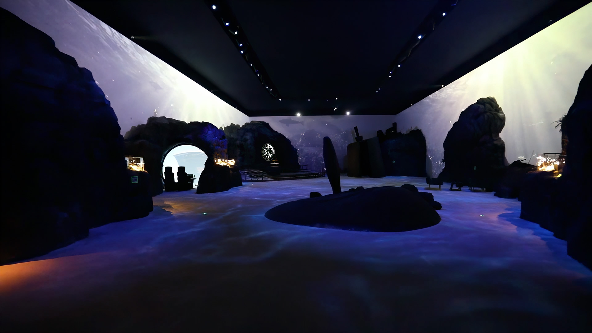 Installation immersive Panerai à Shanghai simulant un décor sous-marin avec rochers, projections 360° et ambiance abyssale.