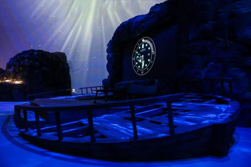 Montre Panerai incrustée dans une paroi rocheuse immersive, éclairée comme un trésor enfoui sous l’eau.