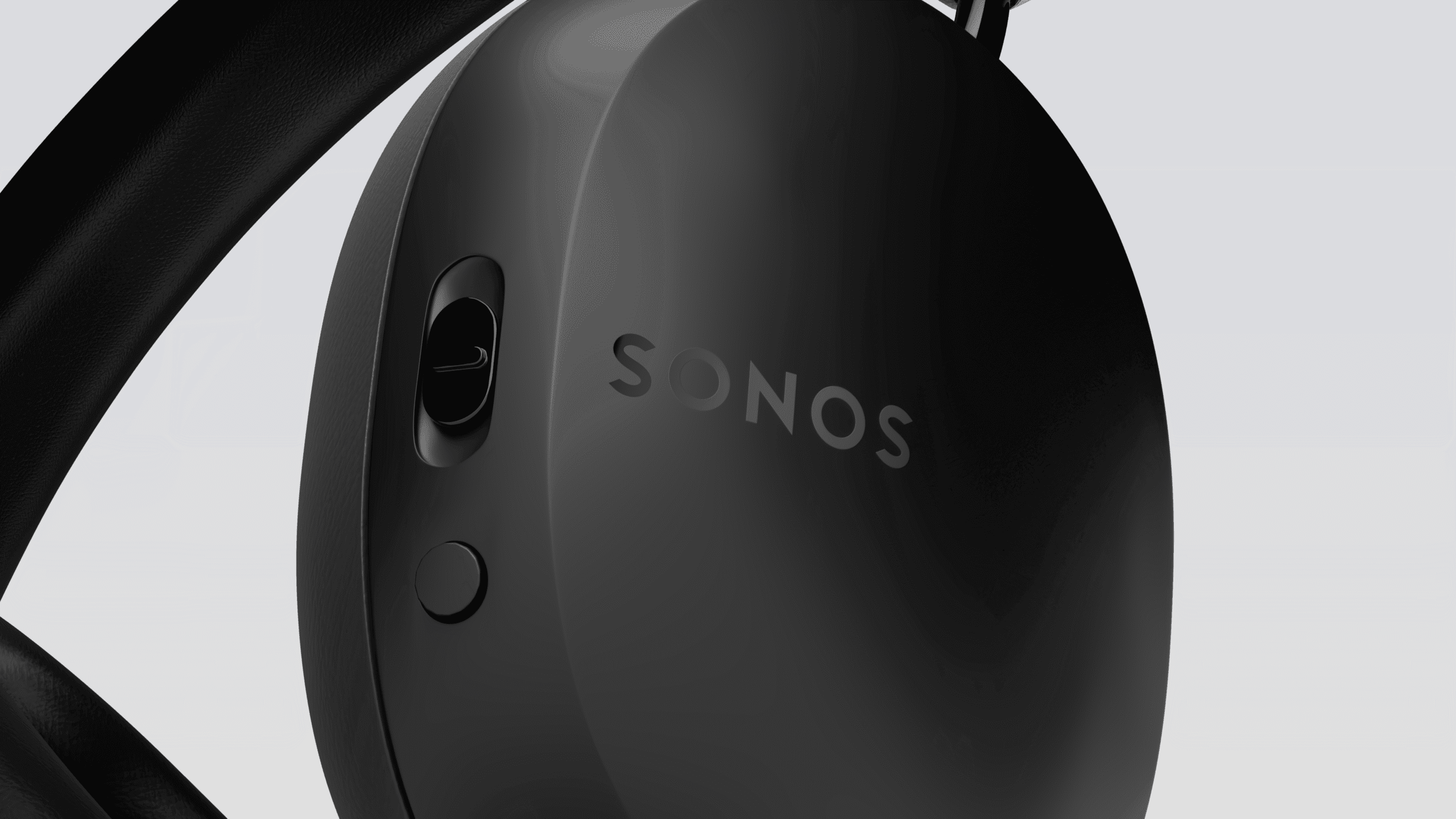 Gros plan 3D sur l’oreillette du casque Sonos Ace, avec logo et détails de finition visibles.