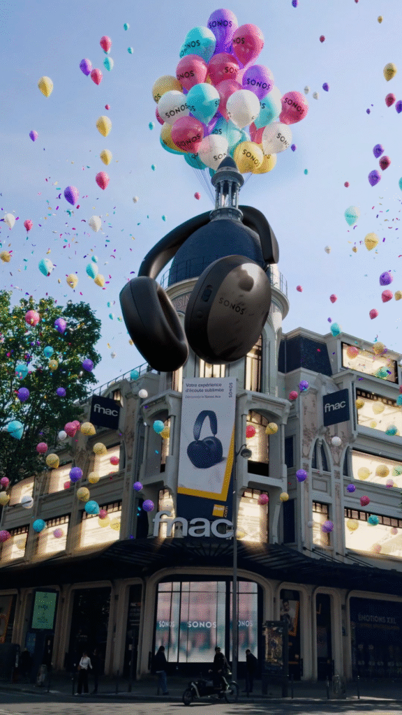 Animation 3D FOOH d’un casque Sonos géant flottant au-dessus de la Fnac des Ternes, entouré de ballons colorés Sonos.